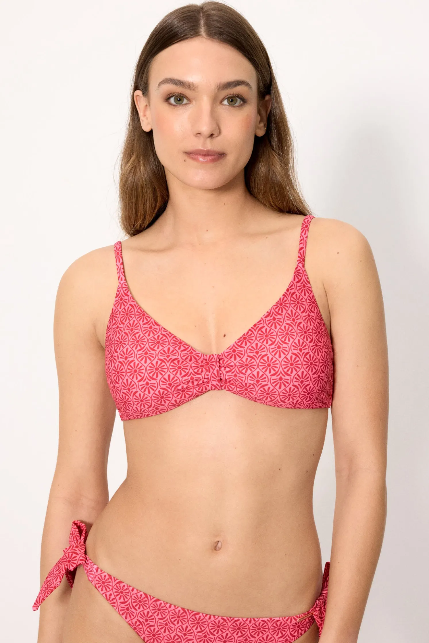 Top bikini triángulo flores rosa y rojo copa B