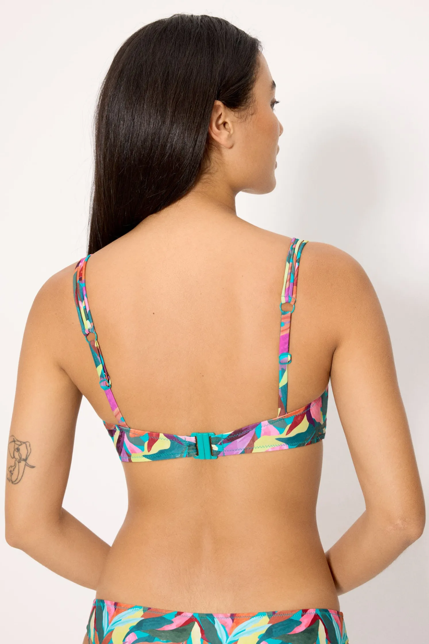 Top bikini triángulo hojas copa B