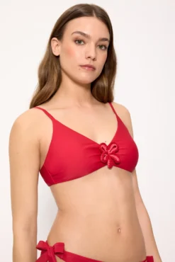 Top bikini triángulo rojo detalle flor crochet copa B