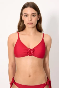 Top bikini triángulo rojo detalle flor crochet copa B