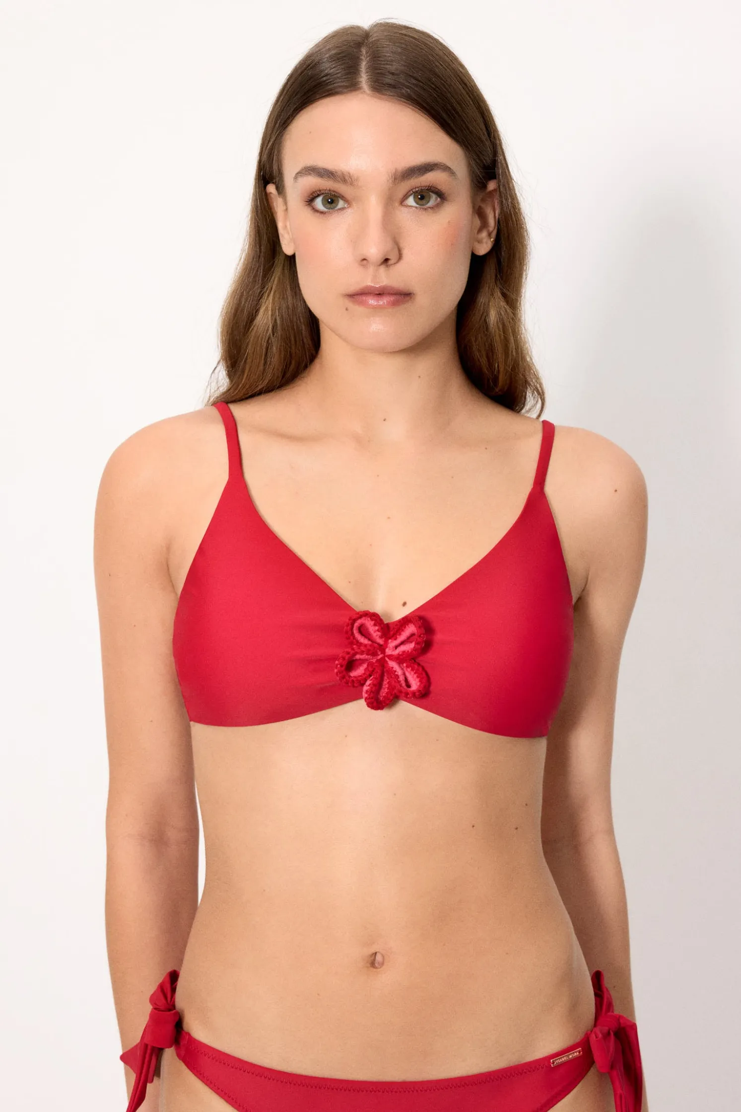 Top bikini triángulo rojo detalle flor crochet copa B
