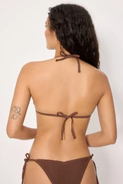 Top bikini triángulo tejido calado marrón copa B