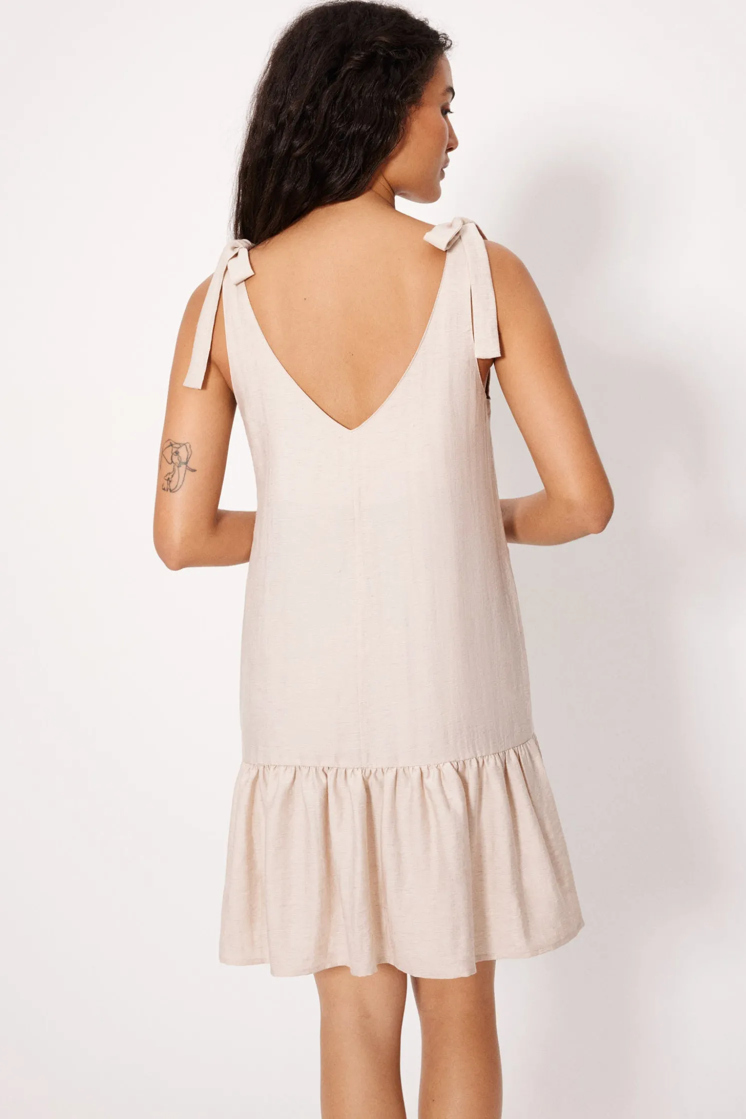 Vestido corto con lino tirantes anudados