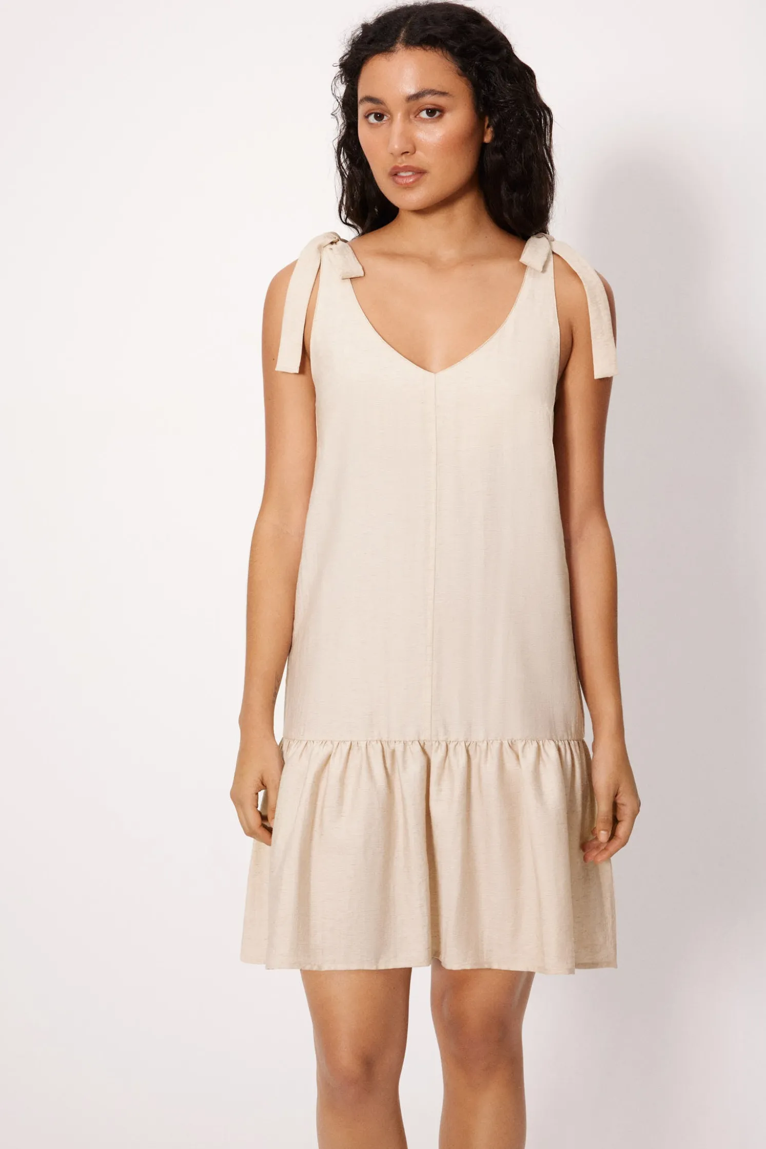 Vestido corto con lino tirantes anudados