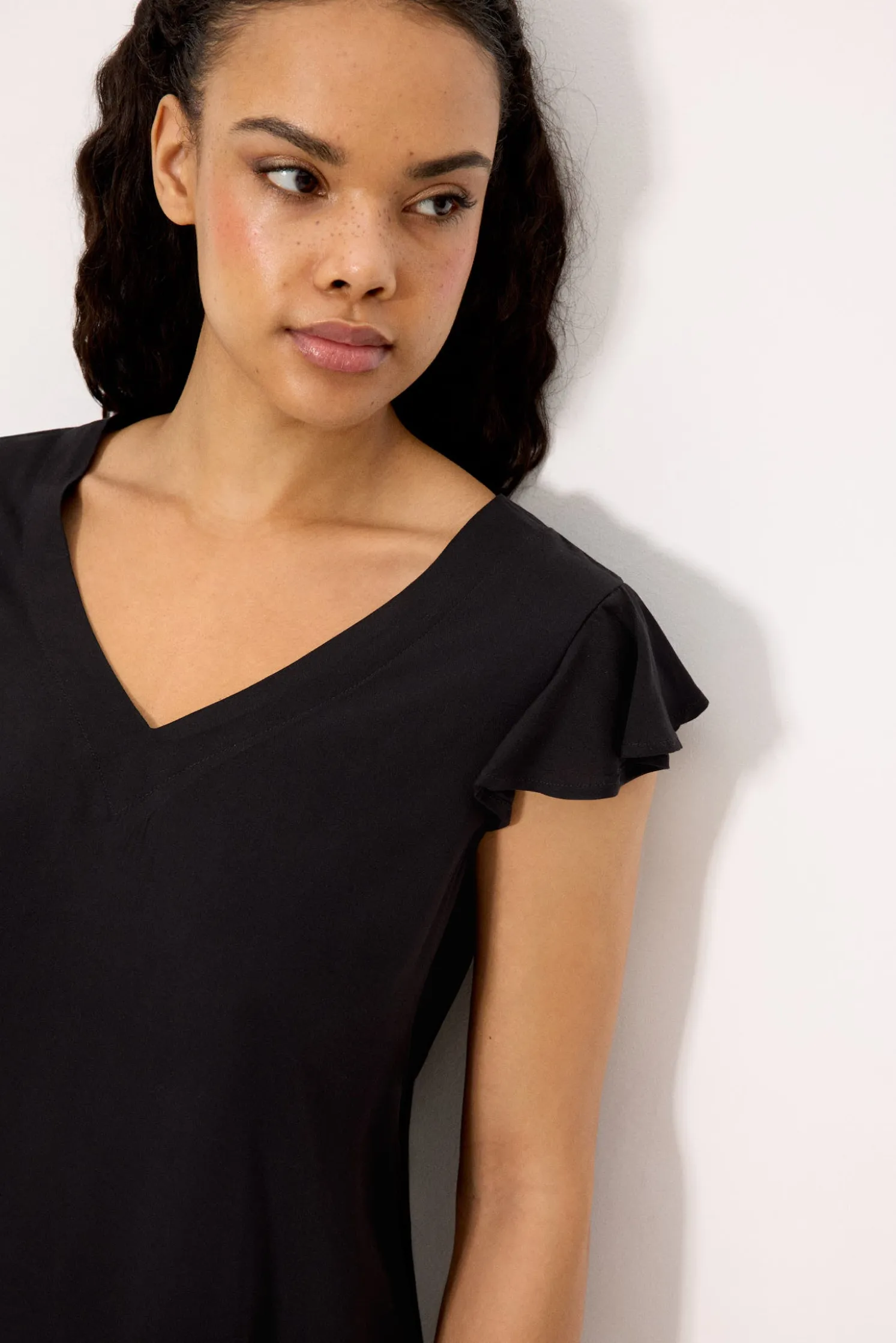 Vestido corto cuello en V negro