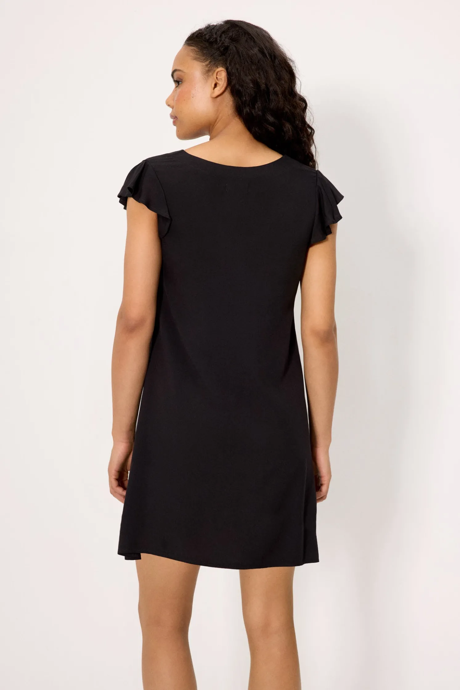 Vestido corto cuello en V negro