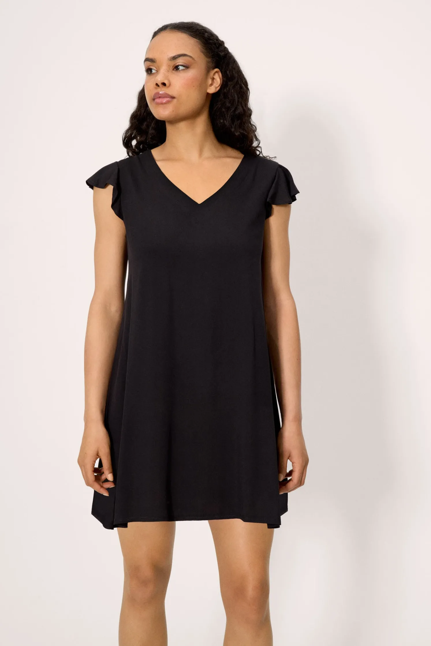 Vestido corto cuello en V negro