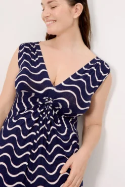 Vestido corto escote en V estampado ondas