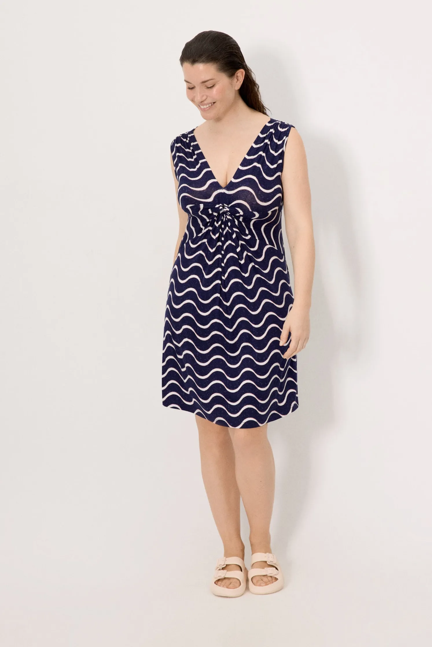 Vestido corto escote en V estampado ondas