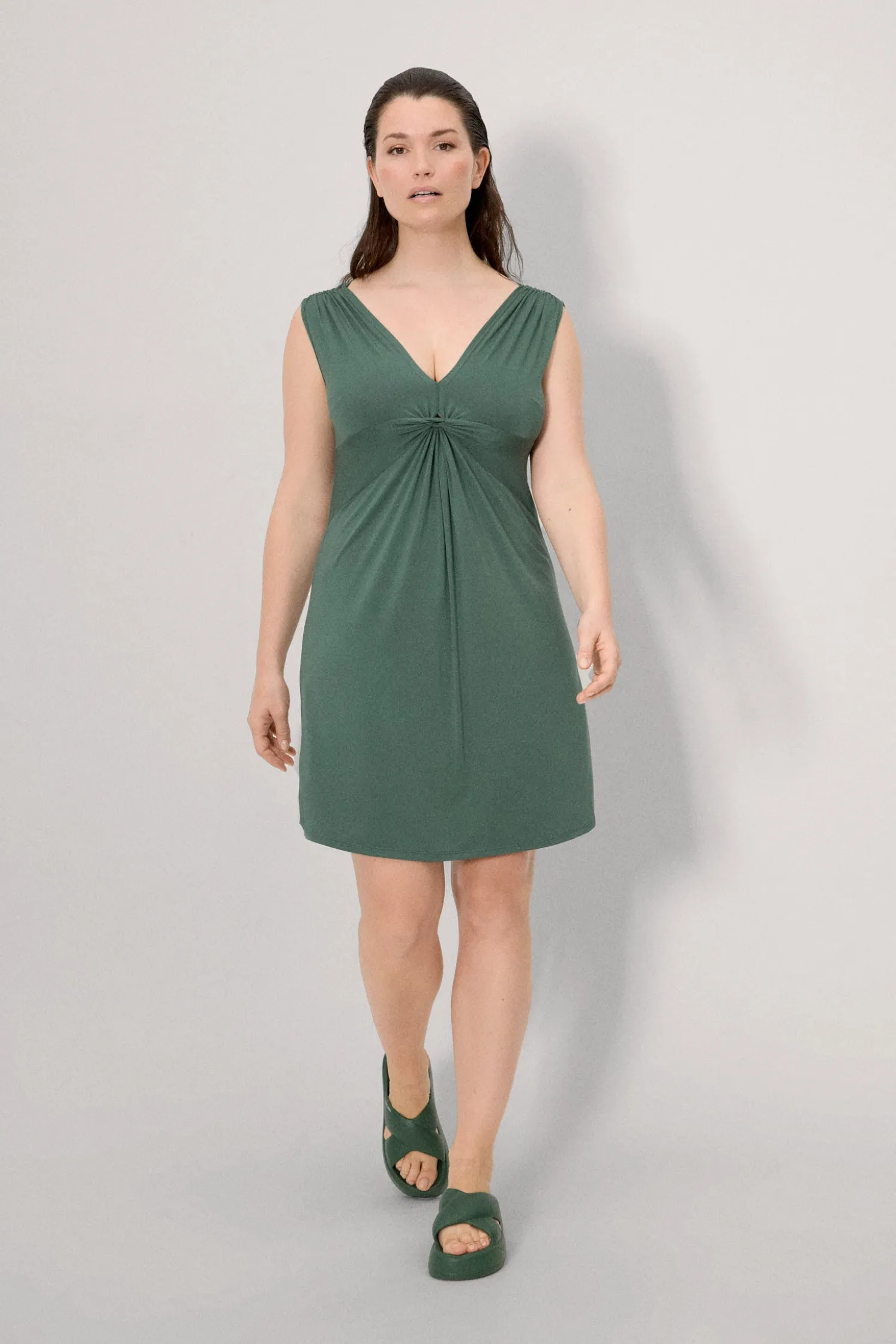 Vestido corto escote en V verde botella
