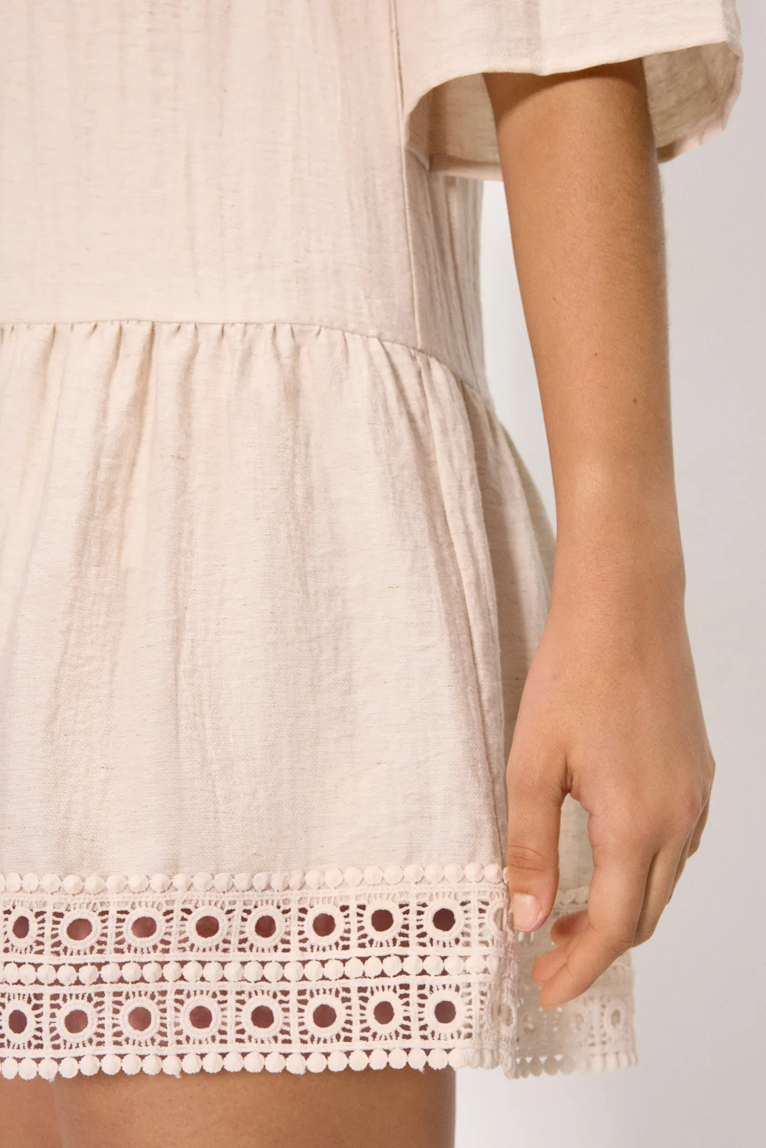 Vestido corto media manga con lino