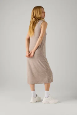 Vestido largo liso sin mangas marrón